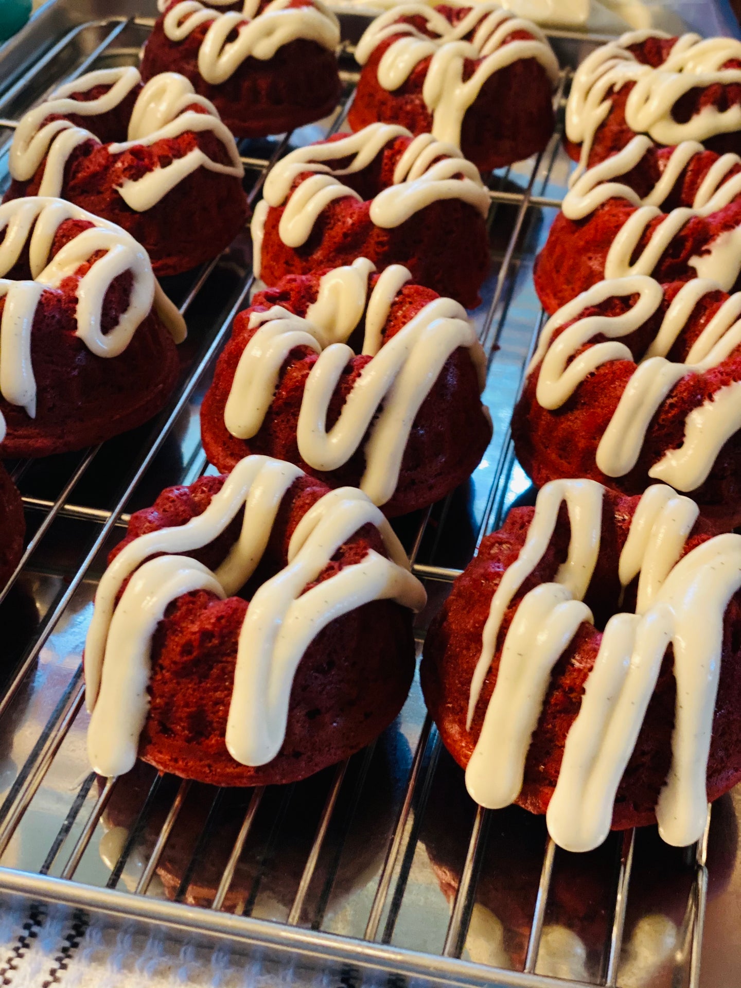 Red Velvet BayBCakes - 1 dozen